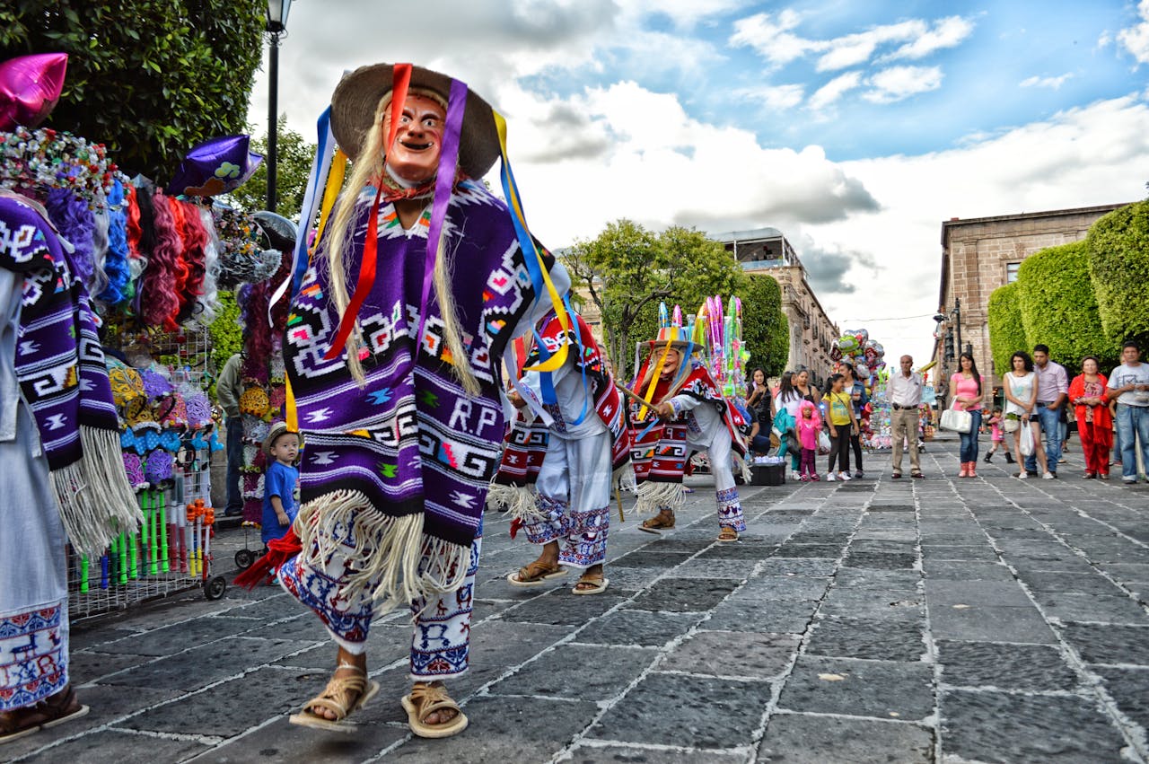 Personne en tenue traditionnelle mexicaine dans la rue, illustrant la richesse culturelle et l’attrait du Mexique pour une retraite à l’étranger.