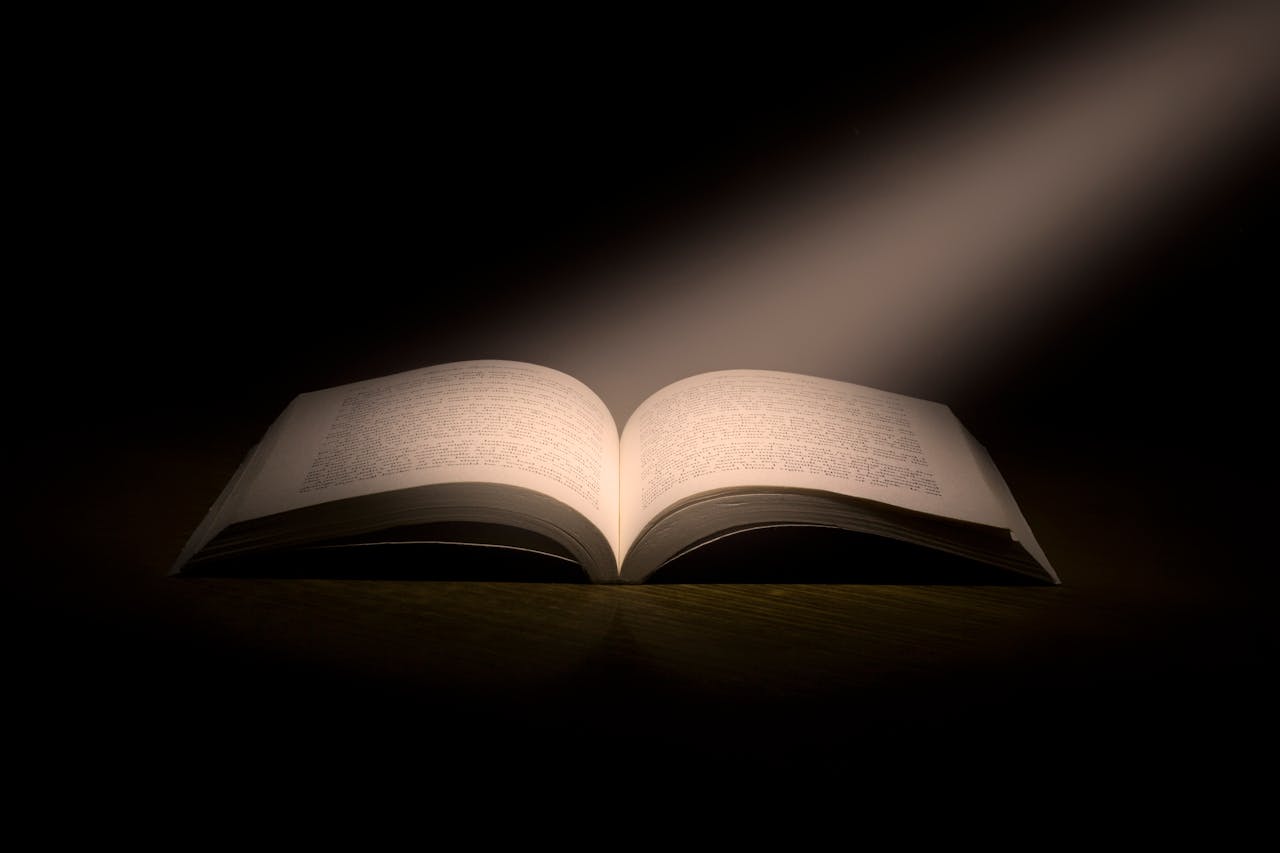 Pages d’un livre ouvertes en gros plan, symbolisant la connaissance nécessaire avant d’investir dans un OPCVM.